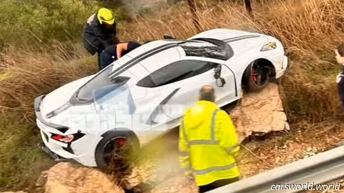 Corvette C8 врезается в скалы после падения под дождем | Carscoops